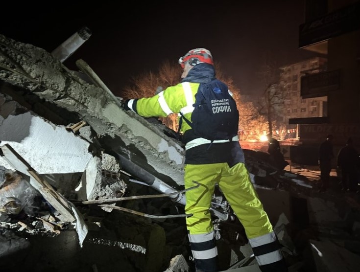 Български спасители са открили петима оцелели под руините в турски
